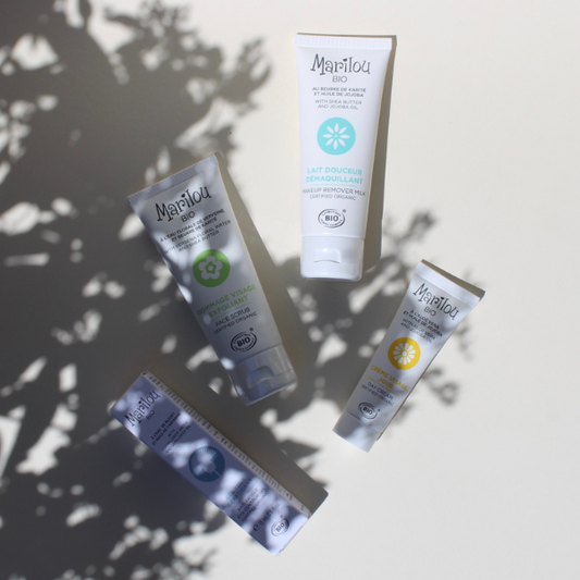 Coffret Hydratation & Fraicheur à l'intérieur vous retrouvez un gel yeux défatiguant, une crème de jour, un lait démaquillant et un gommage exfoliant visage de la marque Marilou Bio