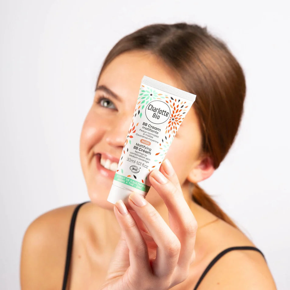 Une BB cream matifiante et purifiante pour les peaux mixtes à grasses à imperfections. Grâce à sa couvrance moyenne, elle camoufle les imperfections tout en les assèchant.