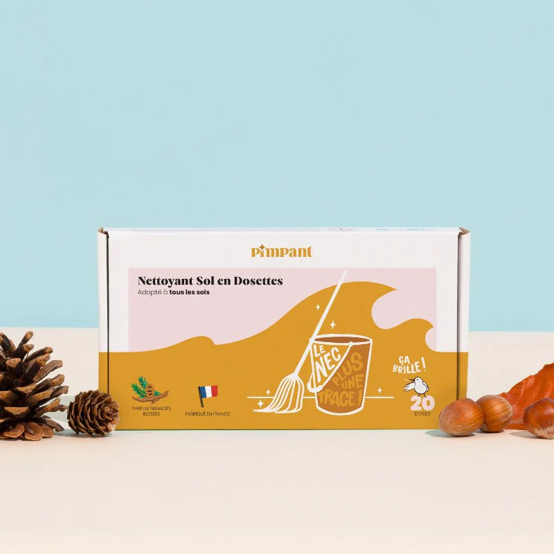 Troquez le gros bidon plastique de nettoyant pour le sol contre le Nettoyant Sol en Dosettes ! Ses avantages ? Son efficacité sur tous les sols, son action anti-traces, sa facilité et rapidité d’utilisation, son parfum boisé et sa naturalité. Il contient 99,4% d’ingrédients d’origine naturelle, pour laver et assainir sa maison, sans compromis sur l'efficacité.