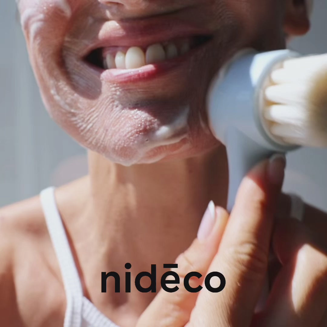 Cette crème en gel nettoyante est douce et non agressive pour le visage. Fusionnant l'action assainissante de la Lavande et l'action réparatrice de l'Aloé vera, elle nettoie en profondeur sans jamais agresser la peau.