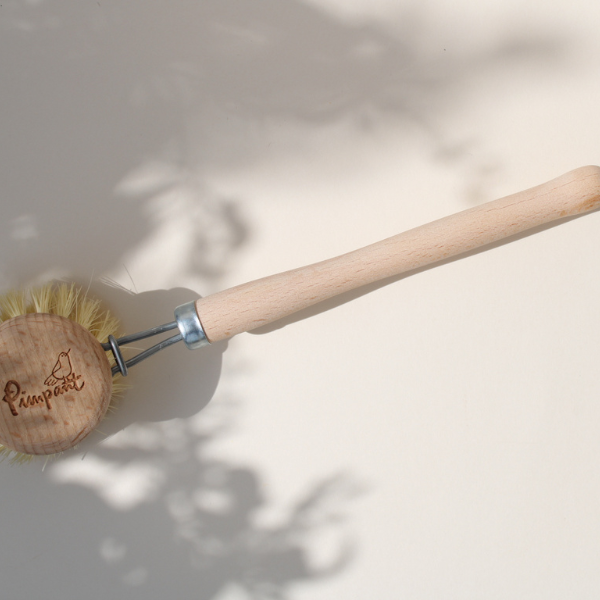 Brosse vaisselle - Pimpant - Brosse vaisselle à tête remplaçable ! Idéale pour faciliter le nettoyage de toute votre vaisselle sans la rayer. Elle sait très bien faire mousser votre savon vaisselle solide. Fabrication artisanale à partir de bois de hêtre issu de forêts gérées durablement et de fibres d’agave.