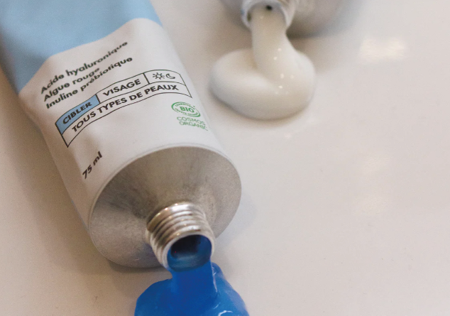 Découvrez nos conseils pour hydrater naturellement votre peau en été. Routine douce, soins légers et produits Secret Français pour un teint éclatant et confortable sous la chaleur. 