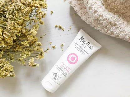 Pollution, poussière et excès de sébum mettent la peau à rude épreuve. Ce Gel Nettoyant Visage à l'Eau Florale de Bleuet nettoie et débarrasse la peau des impuretés du quotidien. Pour une peau propre, nette et éclatante !