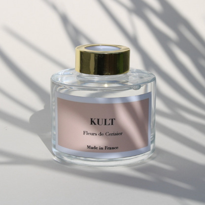 Dans sa jolie bouteille en verre, profitez d'une composition sans alcool au parfum de fleurs de cerisier et 100% bio-dégradable. Idéal dans toutes les pièces de l'habitat - Durée de vie minimum 3 mois. Vendue dans son pochon en coton Bio, accompagné de ses tiges en bois noir.
