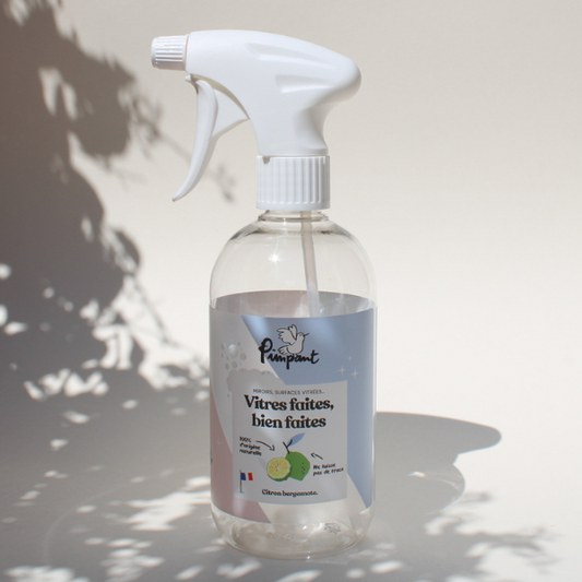 Bouteille rechargeable à remplir avec les berlingots spray Vitres. Cette bouteille est vendue vide donc pensez à mettre un berlingot Vitres dans votre panier ;) Une jolie bouteille spray de 500ml qui pourra se retrouver dans votre cuisine / salon / salle de bain pour la vie.En PET, elle est à la fois durable et recyclable.