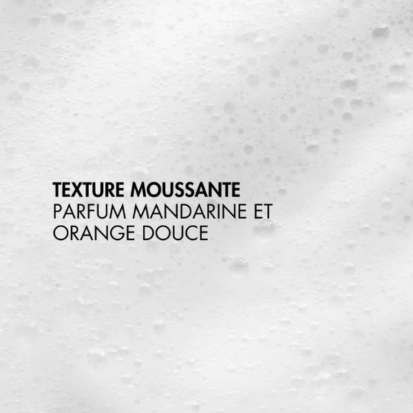 Un gel nettoyant qui nettoie en douceur et illumine le teint.