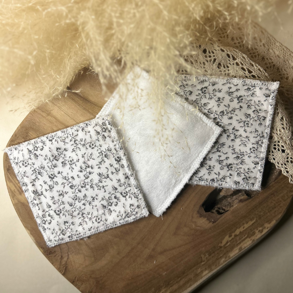 Lingette démaquillante lavable motif Fleurs grises, fabriqué en France