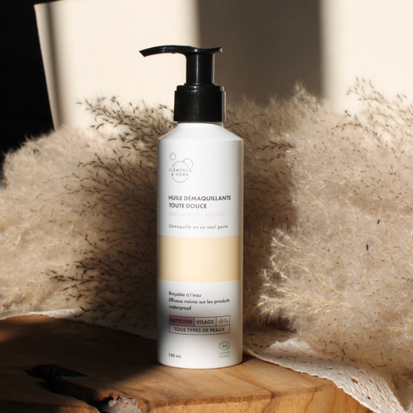 Une huile démaquillante à la composition minimaliste, à masser délicatement sur le visage et à rincer à l’eau sans aucun autre produit.