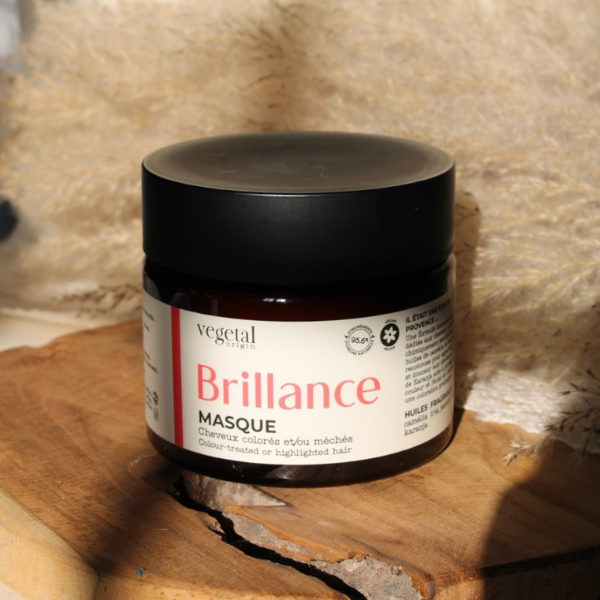 Flacon de soin pour cheveux colorés, formule douce et légère avec huile de karanja pour prolonger l’éclat de la couleur.