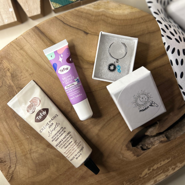 Coffret Scintillant en collaboration avec Pimah Création - ce coffret comprend : une bague en acier inoxydable, une crème mains odeur Noisette et un baume à lèvres teinté à la myrtille