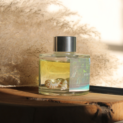 Découvrez le diffuseur de parfum 'Beauté des Iles'. Dans son élégante bouteille en verre de 100ml, profitez d'une composition 100% bio-dégradable et sans alcool qui embaumera votre habitat pendant au moins 3 mois. 