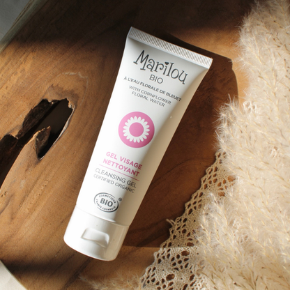 Pollution, poussière et excès de sébum mettent la peau à rude épreuve. Ce Gel Nettoyant Visage à l'Eau Florale de Bleuet nettoie et débarrasse la peau des impuretés du quotidien. Pour une peau propre, nette et éclatante !