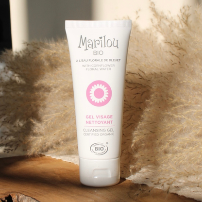 Pollution, poussière et excès de sébum mettent la peau à rude épreuve. Ce Gel Nettoyant Visage à l'Eau Florale de Bleuet nettoie et débarrasse la peau des impuretés du quotidien. Pour une peau propre, nette et éclatante !