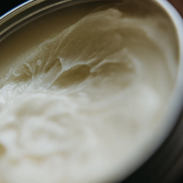 Un soin corps nourrissant qui apporte confort et douceur à la peau tout en l’enveloppant d’un parfum floral et solaire inspiré des beaux jours.