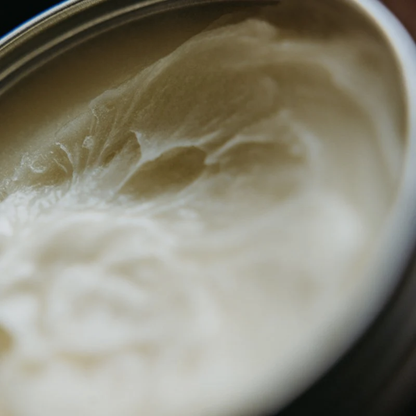Un soin corps nourrissant qui apporte confort et douceur à la peau tout en l’enveloppant d’un parfum floral et solaire inspiré des beaux jours.