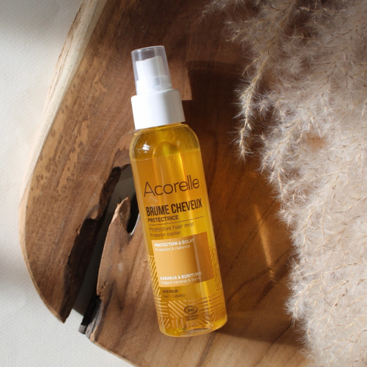 Enrichie en huiles bio de Tournesol, Karanja et Buriti, cette brume biphasée protège les cheveux exposés au soleil et illumine les cheveux bouclés et frisés, pour qu'ils conservent toute leur beauté : éclat, brillance et douceur.