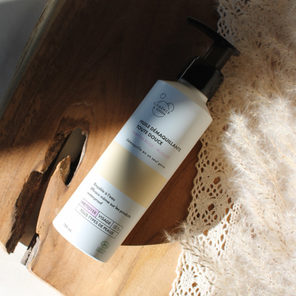 Une huile démaquillante à la composition minimaliste, à masser délicatement sur le visage et à rincer à l’eau sans aucun autre produit.