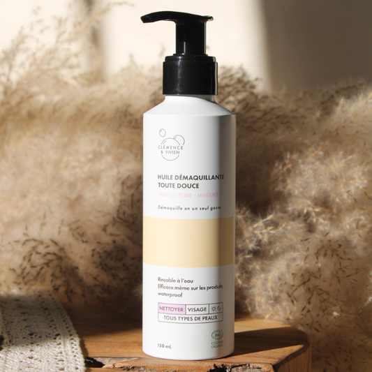 Une huile démaquillante à la composition minimaliste, à masser délicatement sur le visage et à rincer à l’eau sans aucun autre produit.