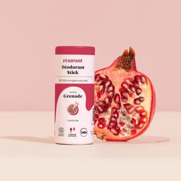 Efficace, frais, naturel : le déodorant Pimpant Grenade a tout pour plaire. Fini les compromis entre fraîcheur et respect de la peau. À l’intérieur ? Un concentré de 100% d’ingrédients d’origine naturelle (huile de tournesol et d’amande douce, amidon de maïs…). Résultat : vos aisselles sont protégées, les mauvaises odeurs neutralisées… Avec la promesse d’une fraîcheur de 24 h dès la première application. La douceur de la grenade, l'efficacité de la nature – et tout ça, dans un déodorant naturel.