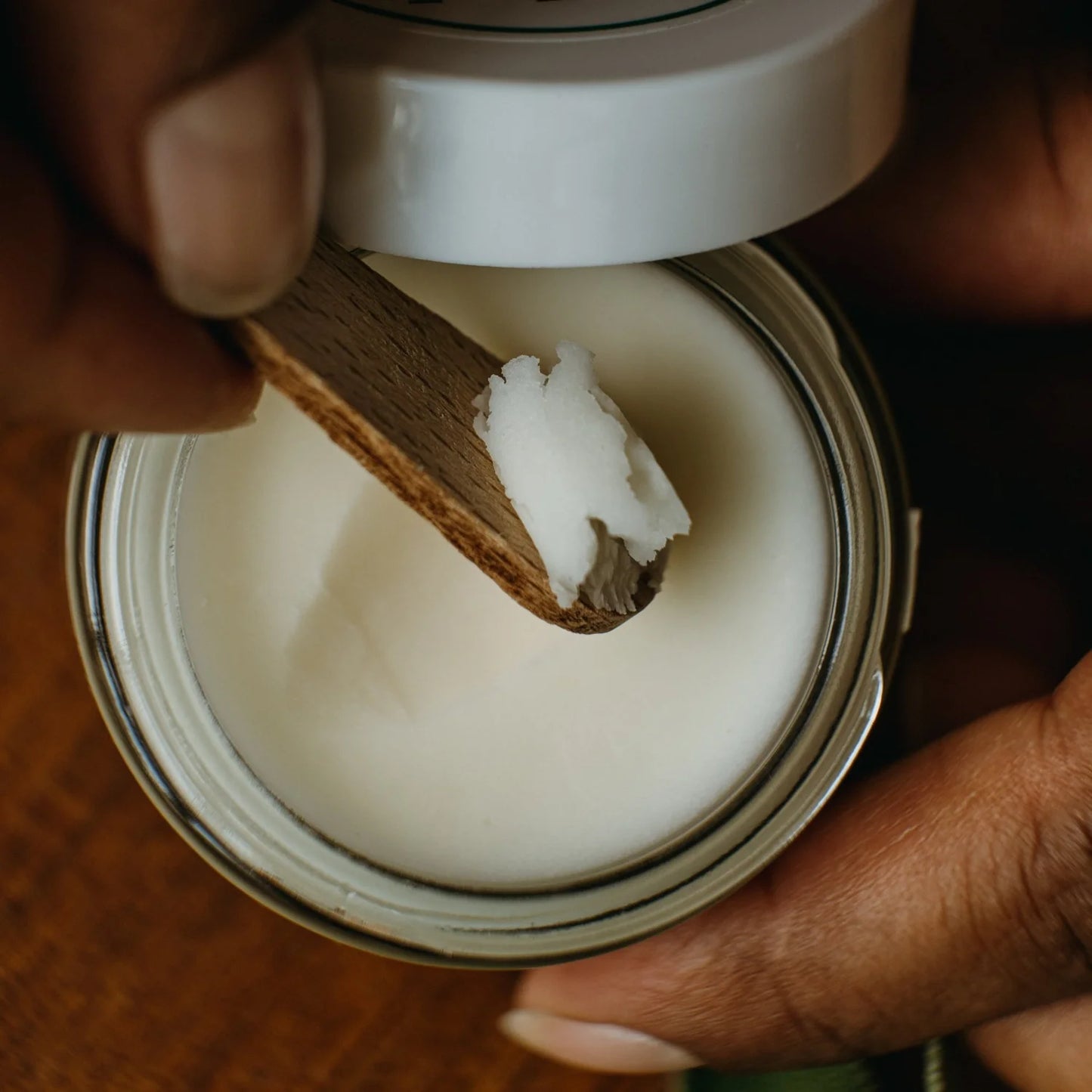 Composé de poudres minérales et d'huiles essentielles aux propriétés antibactériennes, ce déodorant crème absorbe l'humidité sans bloquer la transpiration, permettant à la peau de respirer naturellement. Sa texture crémeuse est douce, facile à appliquer et pénètre rapidement sans laisser de résidu. Formulé sans sels d'aluminium ni conservateurs, il respecte la peau et s'adapte aux peaux sensibles. 