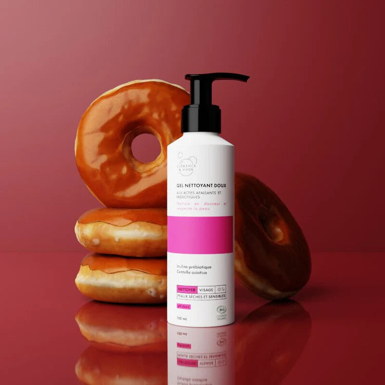 Découvrez notre gel nettoyant ultra-doux, formulé sans sulfates ni tensioactifs agressifs. Apaisant grâce à la centella asiatica et protecteur avec l’inuline prébiotique, il nettoie efficacement les peaux sensibles sans tiraillement.