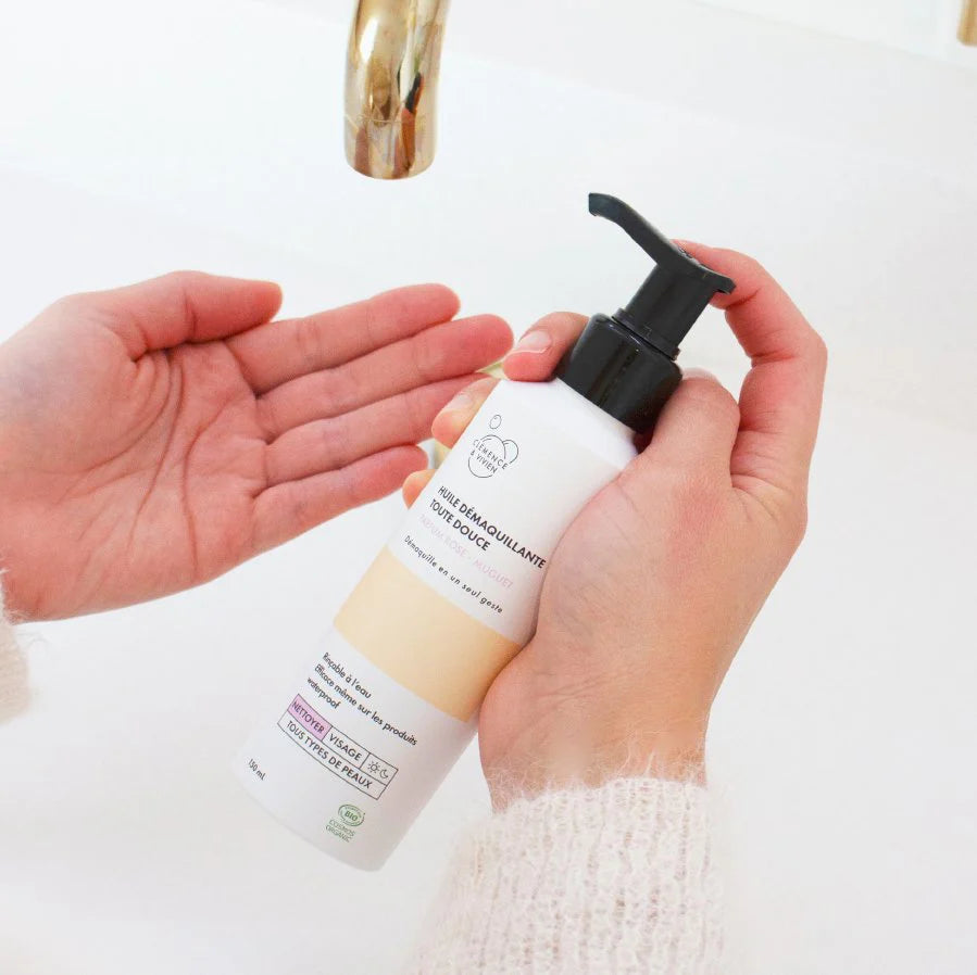 Une huile démaquillante à la composition minimaliste, à masser délicatement sur le visage et à rincer à l’eau sans aucun autre produit.