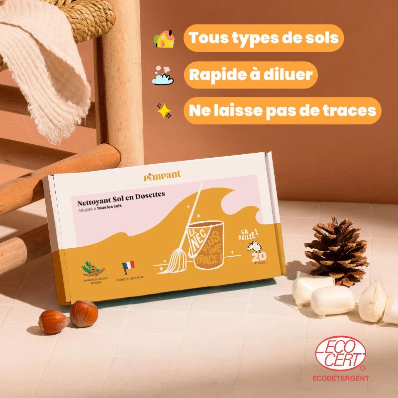 Troquez le gros bidon plastique de nettoyant pour le sol contre le Nettoyant Sol en Dosettes ! Ses avantages ? Son efficacité sur tous les sols, son action anti-traces, sa facilité et rapidité d’utilisation, son parfum boisé et sa naturalité. Il contient 99,4% d’ingrédients d’origine naturelle, pour laver et assainir sa maison, sans compromis sur l'efficacité. 