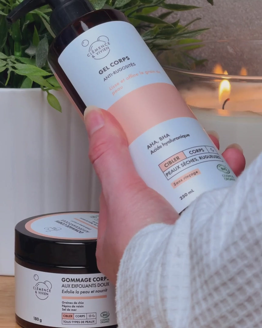 Charger la vidéo : Un gel exfoliant sans rinçage qui lisse et adoucit les zones rugueuses. 