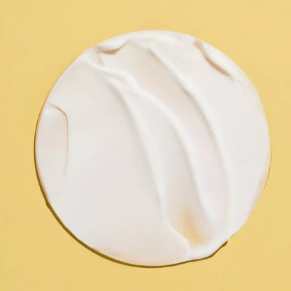 Soin cheveux colorés à l’huile de camélia et karanja, pour maintenir éclat et santé de la fibre capillaire.