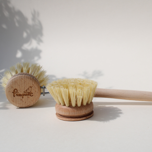 Tête rechange pour Brosse Vaisselle Remplacez votre brosse usagée avec une nouvelle tête adaptée, pour 6 mois de ménage ! Idéale pour bien faire mousser un savon vaisselle solide, cette brosse permet un nettoyage facile et complet de toute votre vaisselle sans rayer.