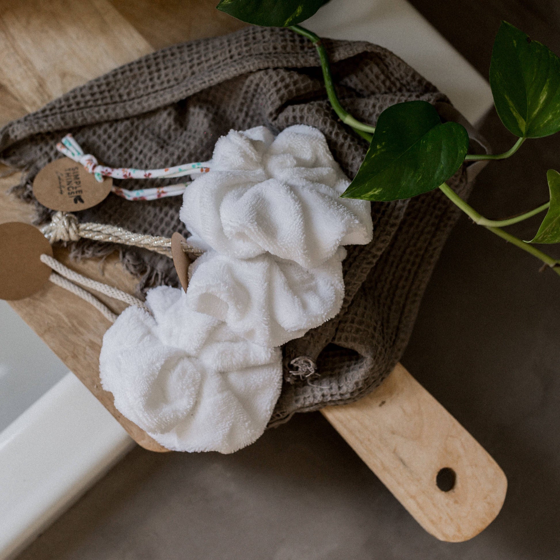 Fleur de douche en éponge de bambou fabriqué à la main en France de la marque Simple Things - éponge de douche - fleur de douche lavable